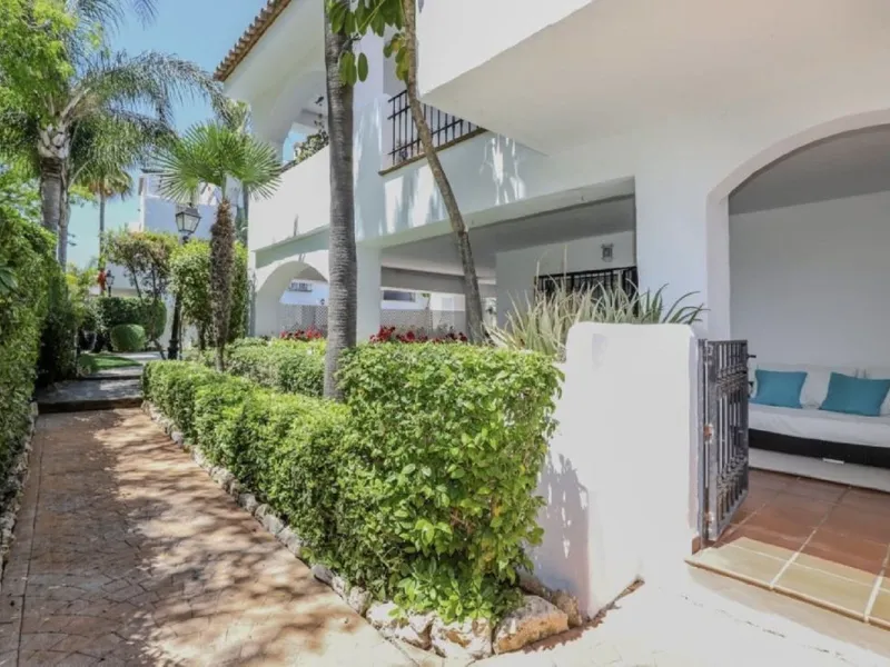 Beautiful and comfortable ground-floor apartment located in a quiet beachside development in San Pedro. Its excellent location allows you to reach the beach in just a 5-minute walk, while all amenities, restaurants and the charming seaside promenade are a