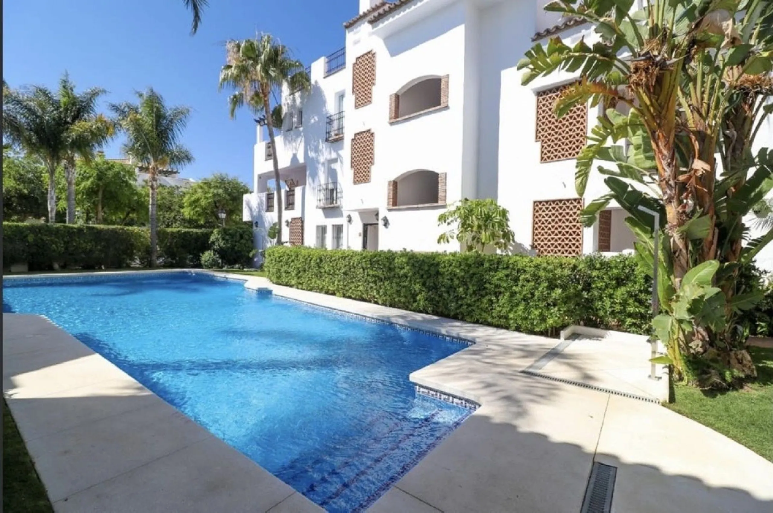 Beautiful and comfortable ground-floor apartment located in a quiet beachside development in San Pedro. Its excellent location allows you to reach the beach in just a 5-minute walk, while all amenities, restaurants and the charming seaside promenade are a