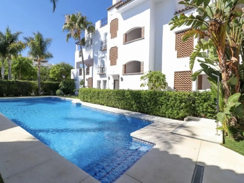 Beautiful and comfortable ground-floor apartment located in a quiet beachside development in San Pedro. Its excellent location allows you to reach the beach in just a 5-minute walk, while all amenities, restaurants and the charming seaside promenade are a