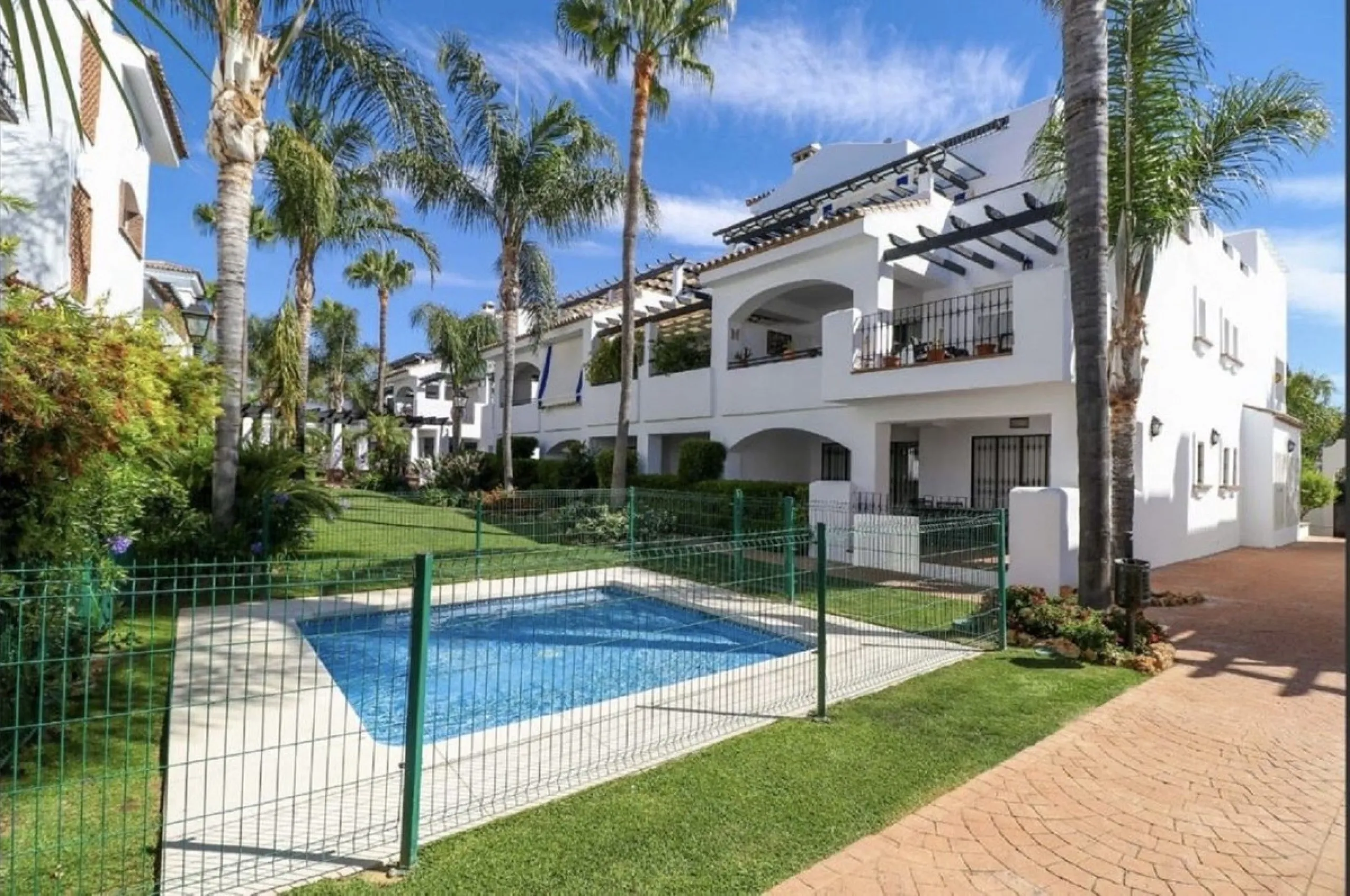 Beautiful and comfortable ground-floor apartment located in a quiet beachside development in San Pedro. Its excellent location allows you to reach the beach in just a 5-minute walk, while all amenities, restaurants and the charming seaside promenade are a