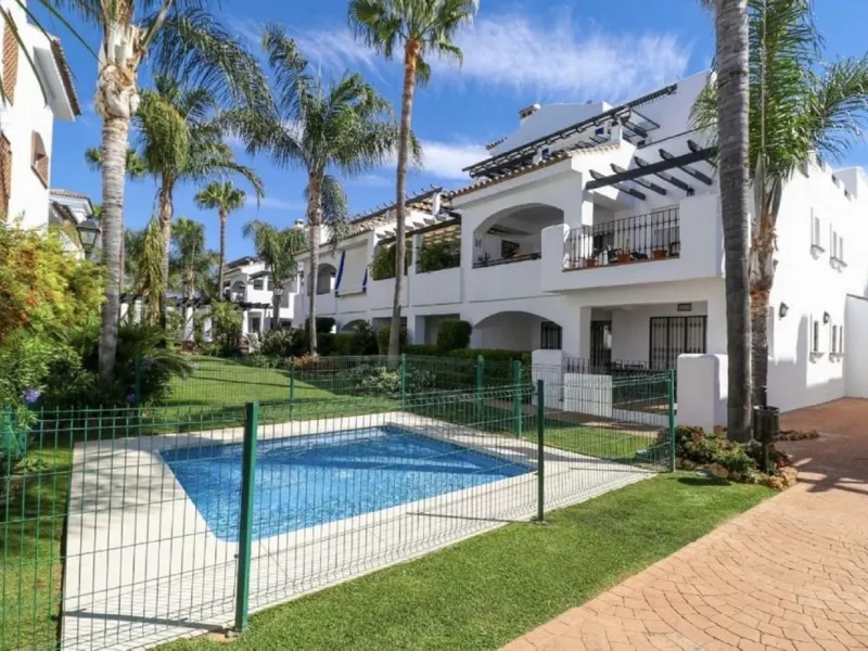 Beautiful and comfortable ground-floor apartment located in a quiet beachside development in San Pedro. Its excellent location allows you to reach the beach in just a 5-minute walk, while all amenities, restaurants and the charming seaside promenade are a