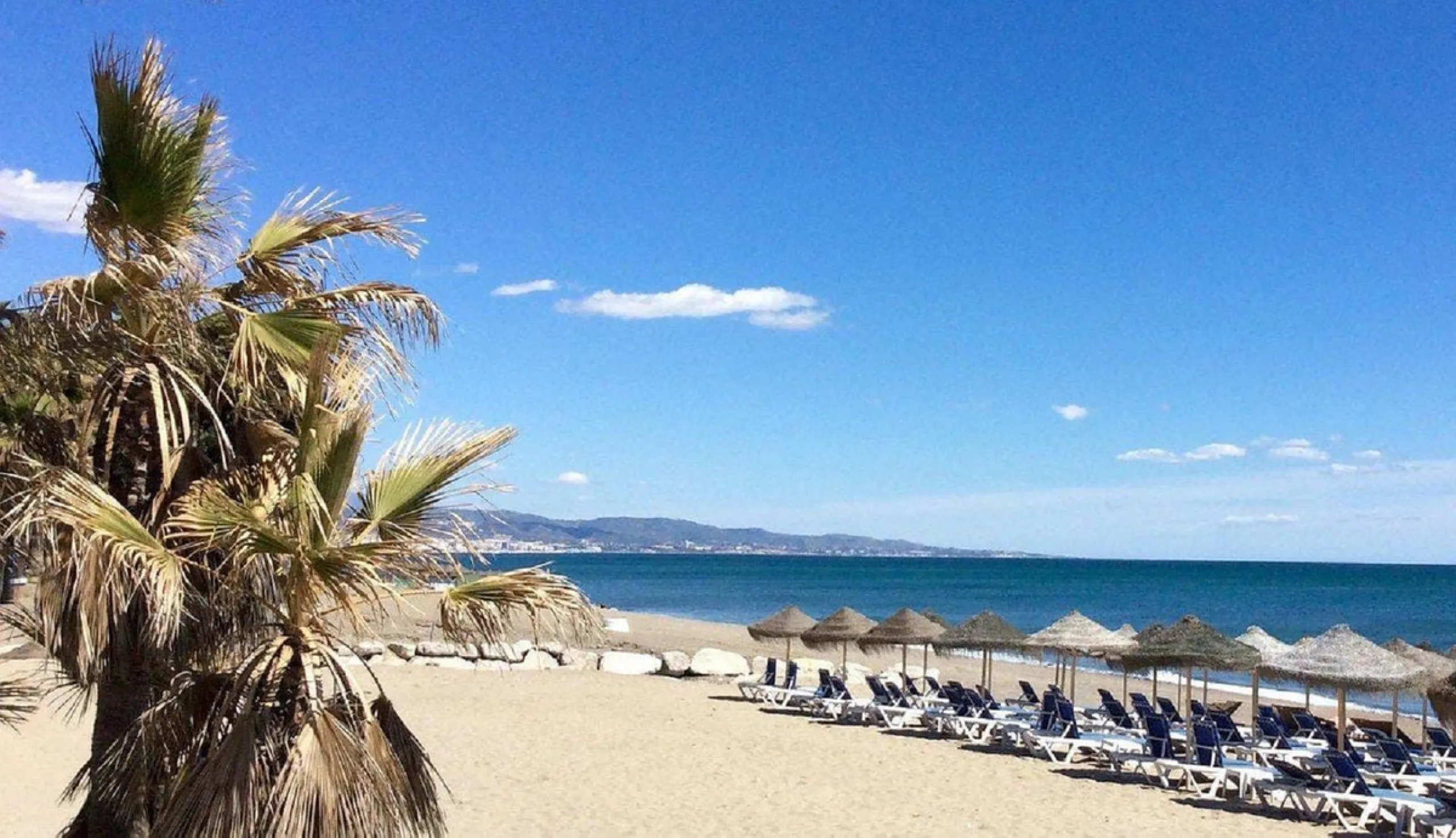 Beautiful and comfortable ground-floor apartment located in a quiet beachside development in San Pedro. Its excellent location allows you to reach the beach in just a 5-minute walk, while all amenities, restaurants and the charming seaside promenade are a