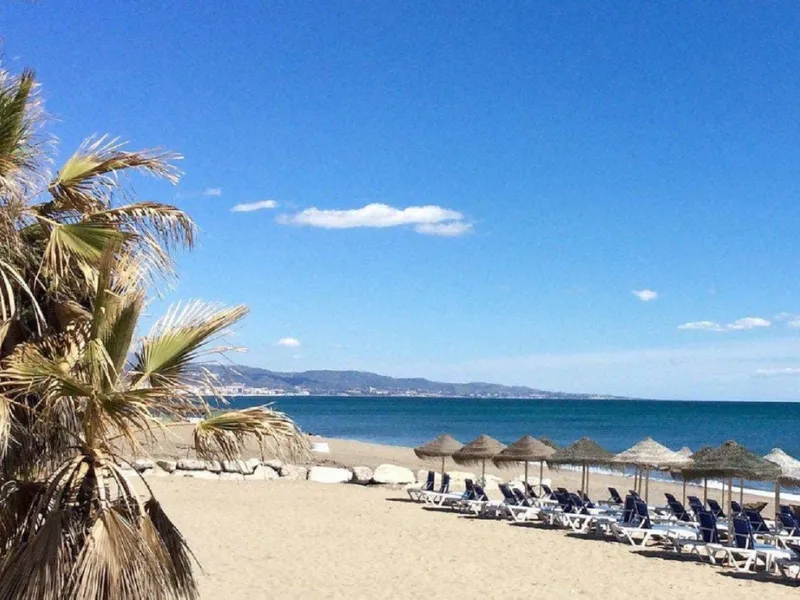 Beautiful and comfortable ground-floor apartment located in a quiet beachside development in San Pedro. Its excellent location allows you to reach the beach in just a 5-minute walk, while all amenities, restaurants and the charming seaside promenade are a