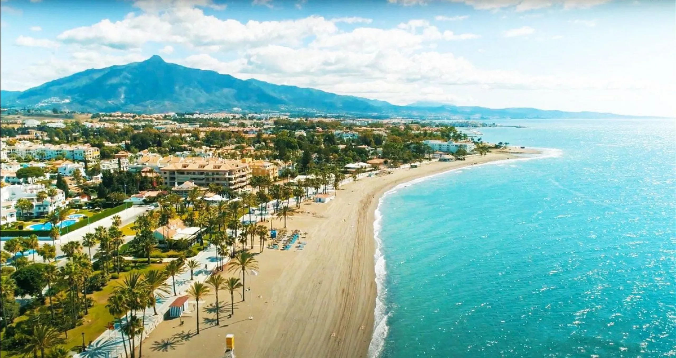 Beautiful and comfortable ground-floor apartment located in a quiet beachside development in San Pedro. Its excellent location allows you to reach the beach in just a 5-minute walk, while all amenities, restaurants and the charming seaside promenade are a