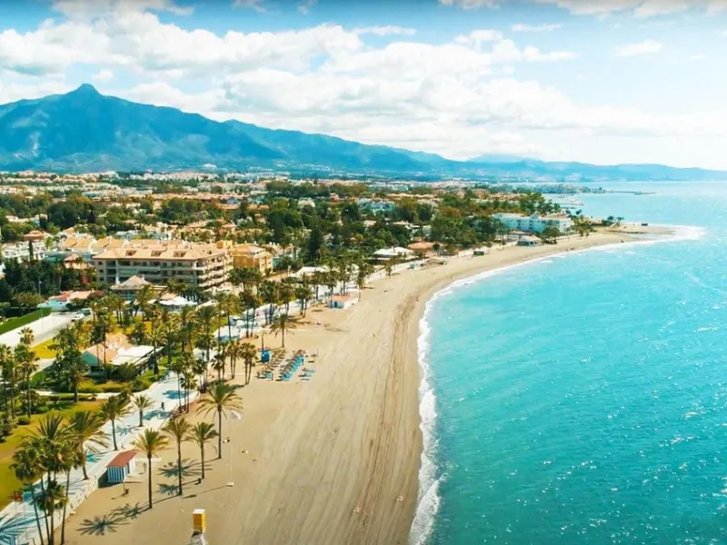 Beautiful and comfortable ground-floor apartment located in a quiet beachside development in San Pedro. Its excellent location allows you to reach the beach in just a 5-minute walk, while all amenities, restaurants and the charming seaside promenade are a