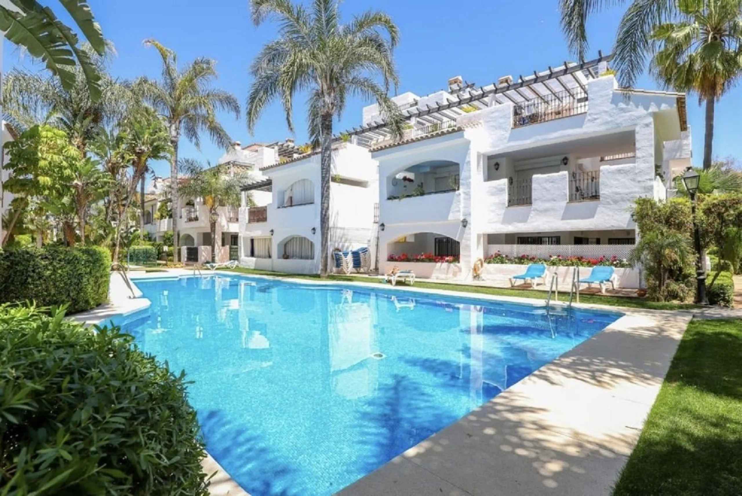 Beautiful and comfortable ground-floor apartment located in a quiet beachside development in San Pedro. Its excellent location allows you to reach the beach in just a 5-minute walk, while all amenities, restaurants and the charming seaside promenade are a