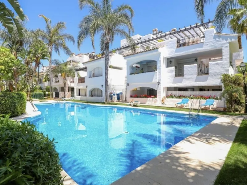 Beautiful and comfortable ground-floor apartment located in a quiet beachside development in San Pedro. Its excellent location allows you to reach the beach in just a 5-minute walk, while all amenities, restaurants and the charming seaside promenade are a