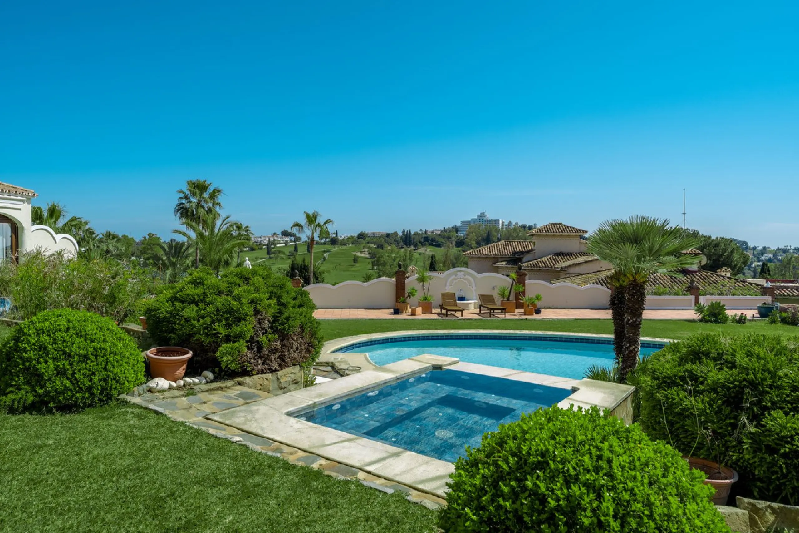 An exceptional south-facing villa, exquisitely modernised, occupying a privileged second-line golf position in El Paraíso, offering breathtaking 180-degree panoramic views across the golf course to the Mediterranean Sea and the North African coastline.