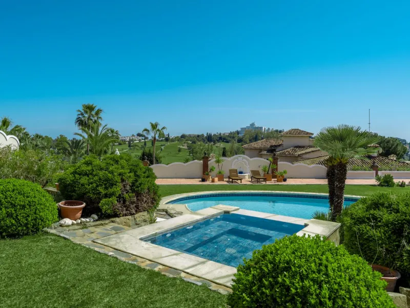 An exceptional south-facing villa, exquisitely modernised, occupying a privileged second-line golf position in El Paraíso, offering breathtaking 180-degree panoramic views across the golf course to the Mediterranean Sea and the North African coastline.