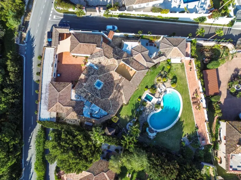 An exceptional south-facing villa, exquisitely modernised, occupying a privileged second-line golf position in El Paraíso, offering breathtaking 180-degree panoramic views across the golf course to the Mediterranean Sea and the North African coastline.