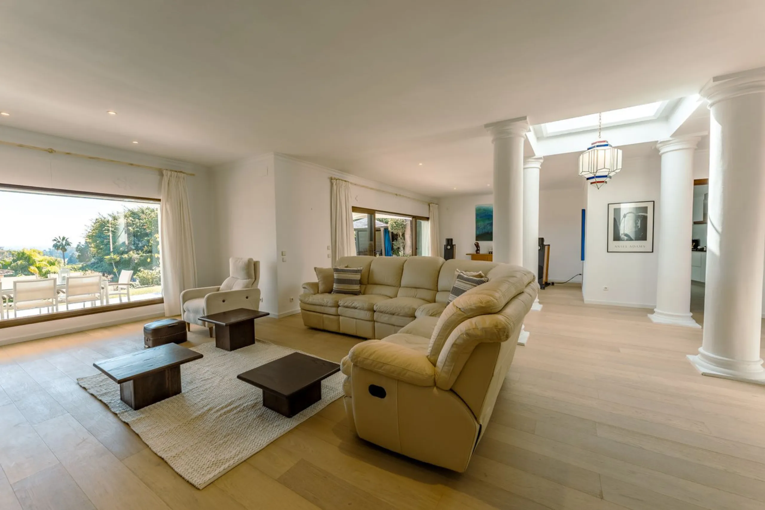 An exceptional south-facing villa, exquisitely modernised, occupying a privileged second-line golf position in El Paraíso, offering breathtaking 180-degree panoramic views across the golf course to the Mediterranean Sea and the North African coastline.