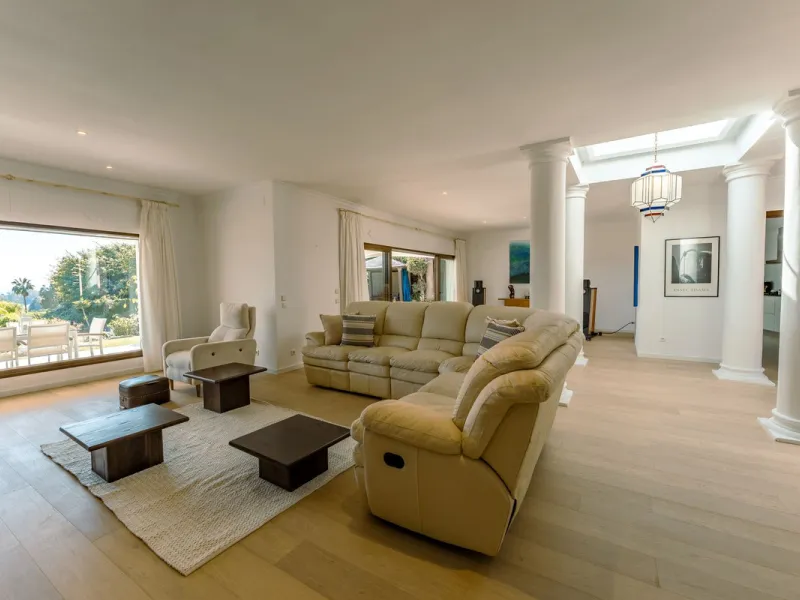 An exceptional south-facing villa, exquisitely modernised, occupying a privileged second-line golf position in El Paraíso, offering breathtaking 180-degree panoramic views across the golf course to the Mediterranean Sea and the North African coastline.