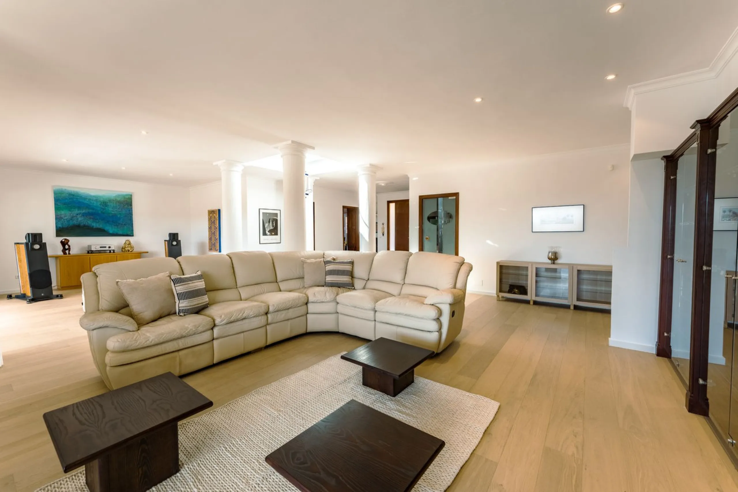 An exceptional south-facing villa, exquisitely modernised, occupying a privileged second-line golf position in El Paraíso, offering breathtaking 180-degree panoramic views across the golf course to the Mediterranean Sea and the North African coastline.