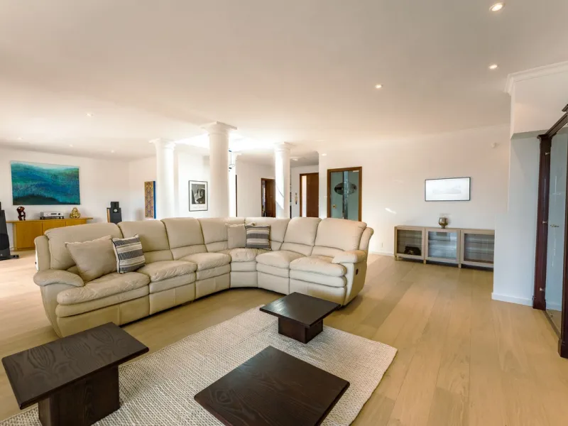 An exceptional south-facing villa, exquisitely modernised, occupying a privileged second-line golf position in El Paraíso, offering breathtaking 180-degree panoramic views across the golf course to the Mediterranean Sea and the North African coastline.