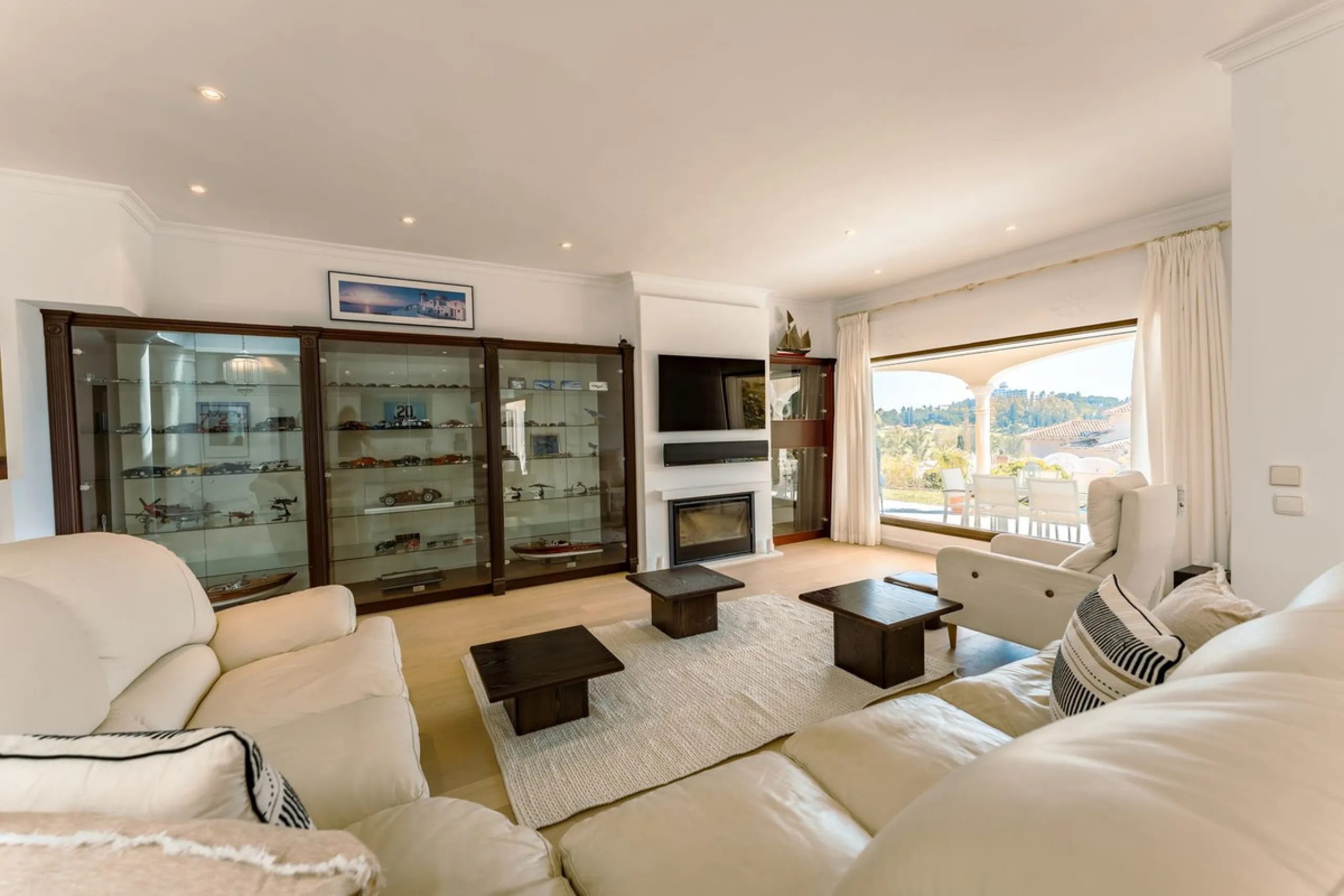 An exceptional south-facing villa, exquisitely modernised, occupying a privileged second-line golf position in El Paraíso, offering breathtaking 180-degree panoramic views across the golf course to the Mediterranean Sea and the North African coastline.