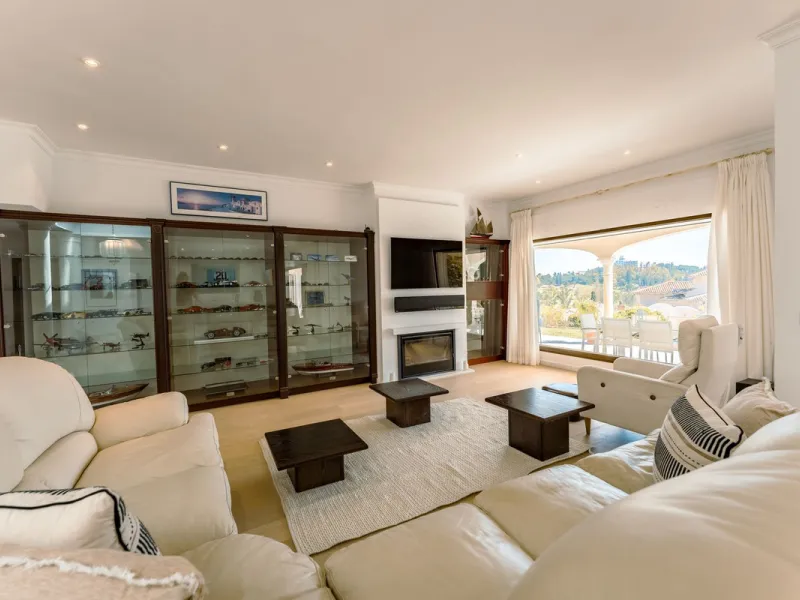 An exceptional south-facing villa, exquisitely modernised, occupying a privileged second-line golf position in El Paraíso, offering breathtaking 180-degree panoramic views across the golf course to the Mediterranean Sea and the North African coastline.