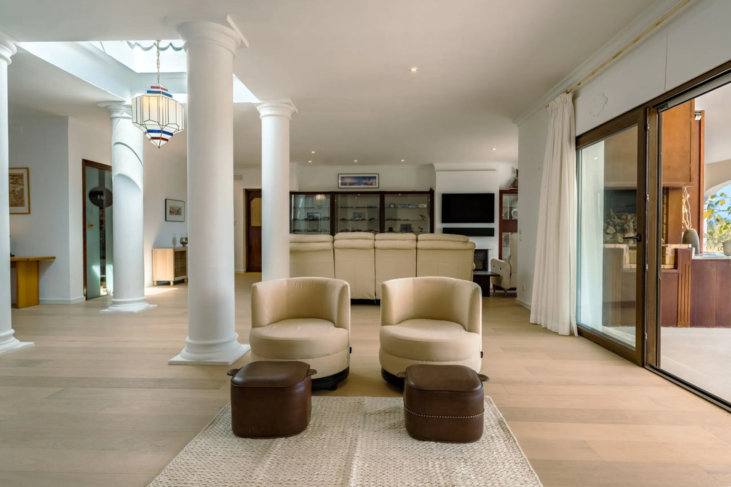 An exceptional south-facing villa, exquisitely modernised, occupying a privileged second-line golf position in El Paraíso, offering breathtaking 180-degree panoramic views across the golf course to the Mediterranean Sea and the North African coastline.