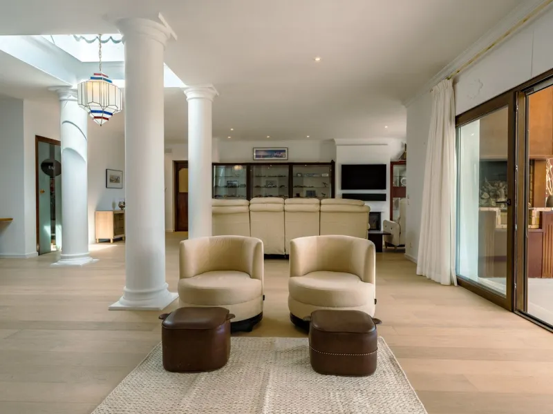 An exceptional south-facing villa, exquisitely modernised, occupying a privileged second-line golf position in El Paraíso, offering breathtaking 180-degree panoramic views across the golf course to the Mediterranean Sea and the North African coastline.
