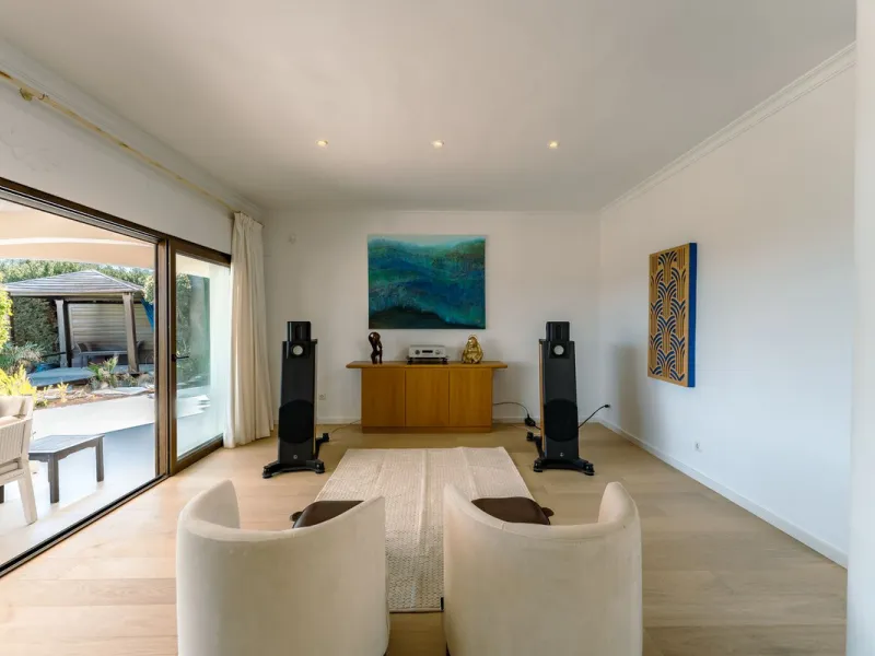 An exceptional south-facing villa, exquisitely modernised, occupying a privileged second-line golf position in El Paraíso, offering breathtaking 180-degree panoramic views across the golf course to the Mediterranean Sea and the North African coastline.