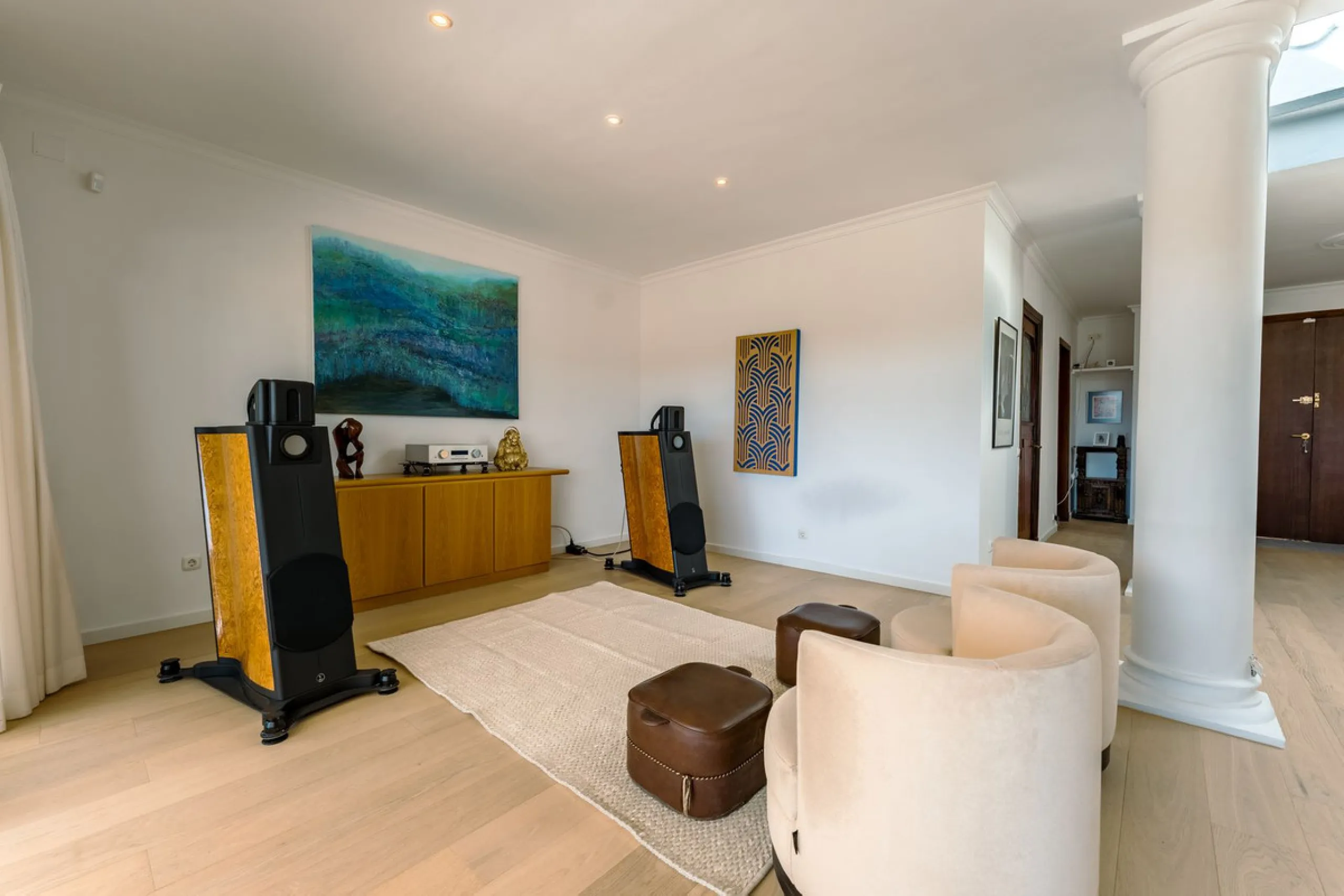 An exceptional south-facing villa, exquisitely modernised, occupying a privileged second-line golf position in El Paraíso, offering breathtaking 180-degree panoramic views across the golf course to the Mediterranean Sea and the North African coastline.