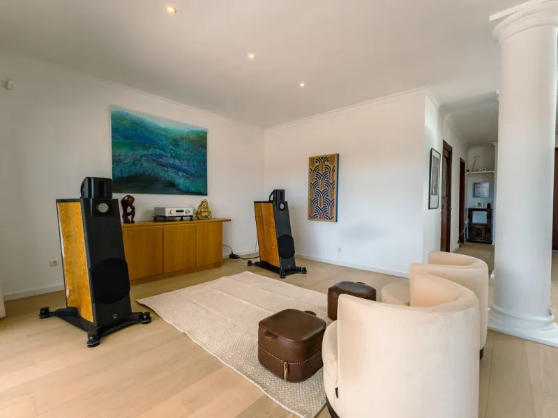 An exceptional south-facing villa, exquisitely modernised, occupying a privileged second-line golf position in El Paraíso, offering breathtaking 180-degree panoramic views across the golf course to the Mediterranean Sea and the North African coastline.