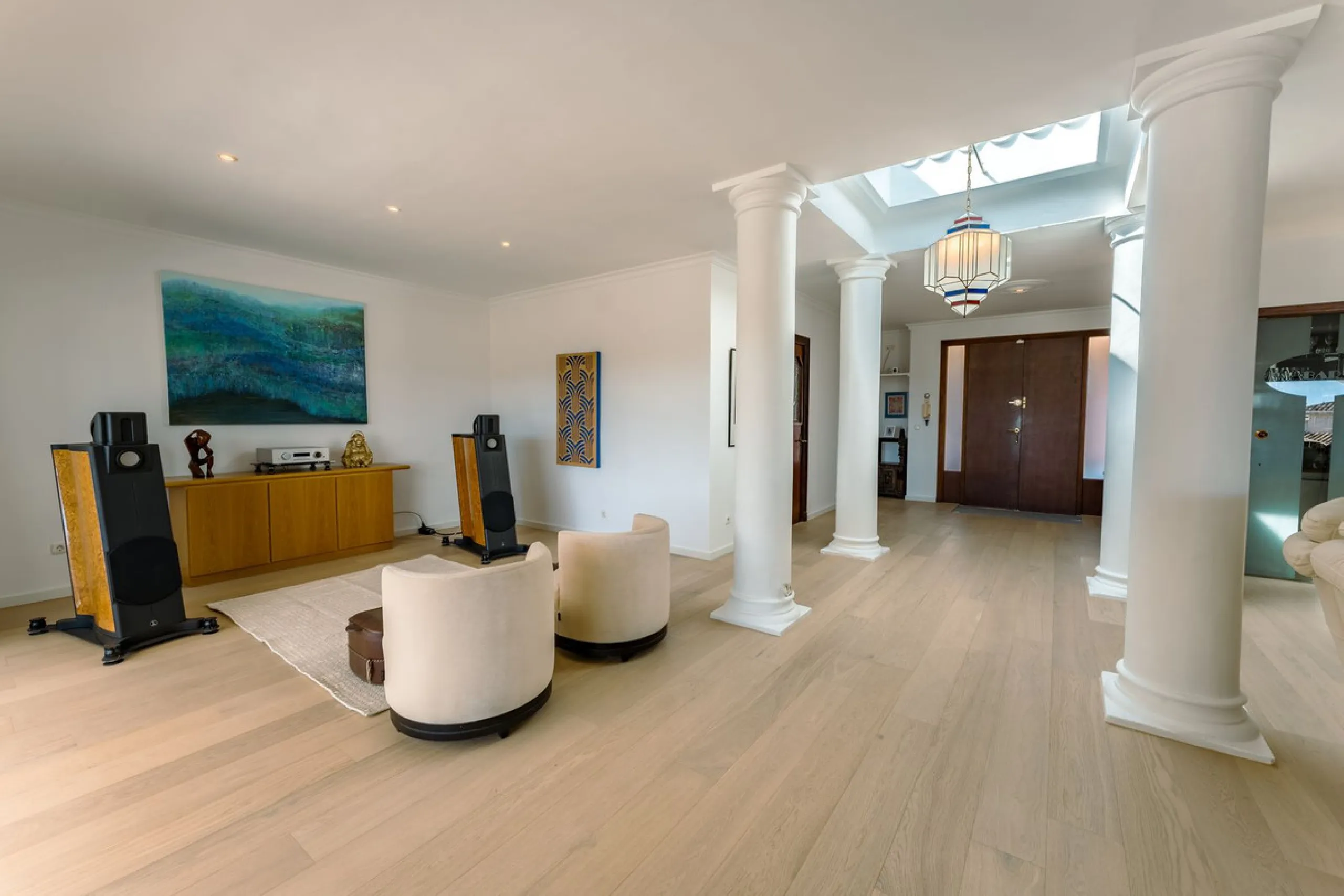 An exceptional south-facing villa, exquisitely modernised, occupying a privileged second-line golf position in El Paraíso, offering breathtaking 180-degree panoramic views across the golf course to the Mediterranean Sea and the North African coastline.