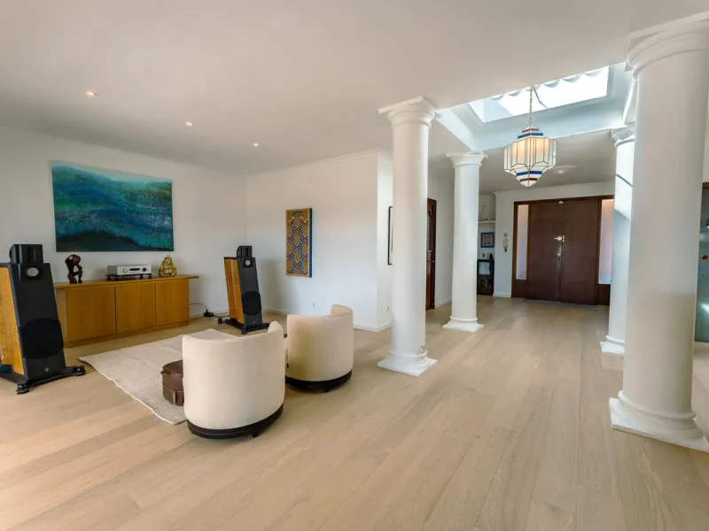 An exceptional south-facing villa, exquisitely modernised, occupying a privileged second-line golf position in El Paraíso, offering breathtaking 180-degree panoramic views across the golf course to the Mediterranean Sea and the North African coastline.