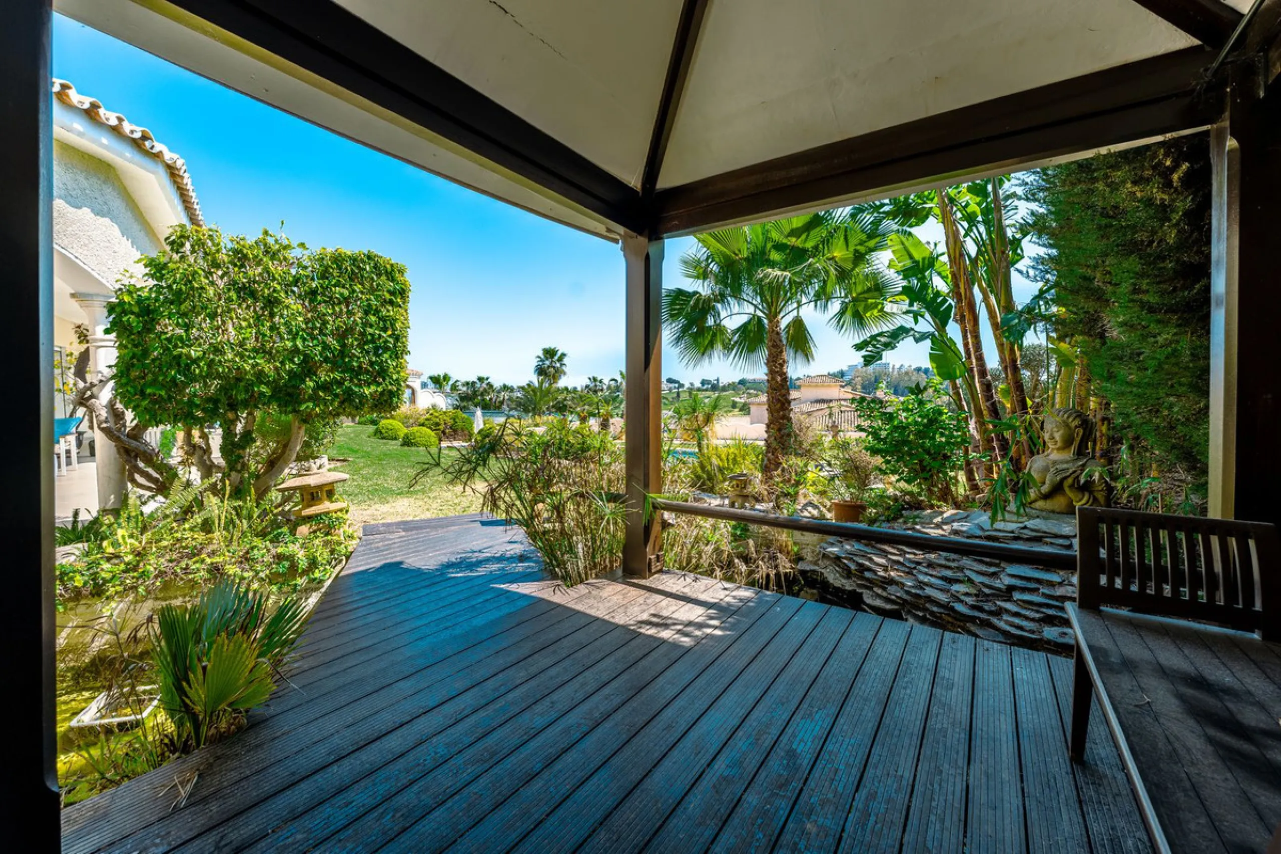 An exceptional south-facing villa, exquisitely modernised, occupying a privileged second-line golf position in El Paraíso, offering breathtaking 180-degree panoramic views across the golf course to the Mediterranean Sea and the North African coastline.
