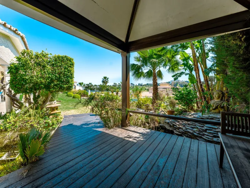 An exceptional south-facing villa, exquisitely modernised, occupying a privileged second-line golf position in El Paraíso, offering breathtaking 180-degree panoramic views across the golf course to the Mediterranean Sea and the North African coastline.
