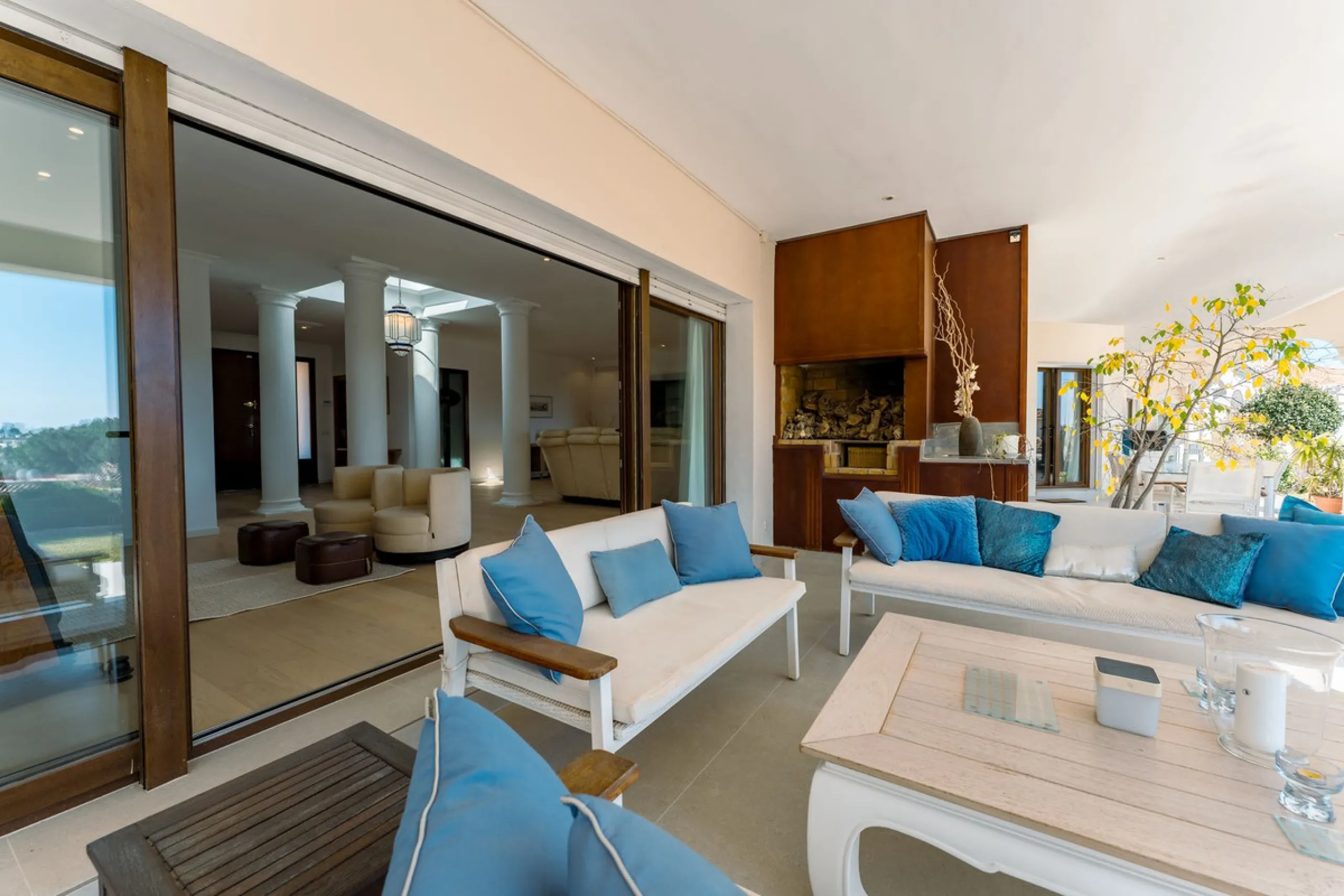 An exceptional south-facing villa, exquisitely modernised, occupying a privileged second-line golf position in El Paraíso, offering breathtaking 180-degree panoramic views across the golf course to the Mediterranean Sea and the North African coastline.