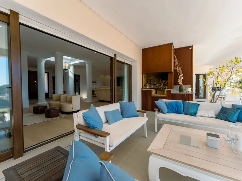 An exceptional south-facing villa, exquisitely modernised, occupying a privileged second-line golf position in El Paraíso, offering breathtaking 180-degree panoramic views across the golf course to the Mediterranean Sea and the North African coastline.
