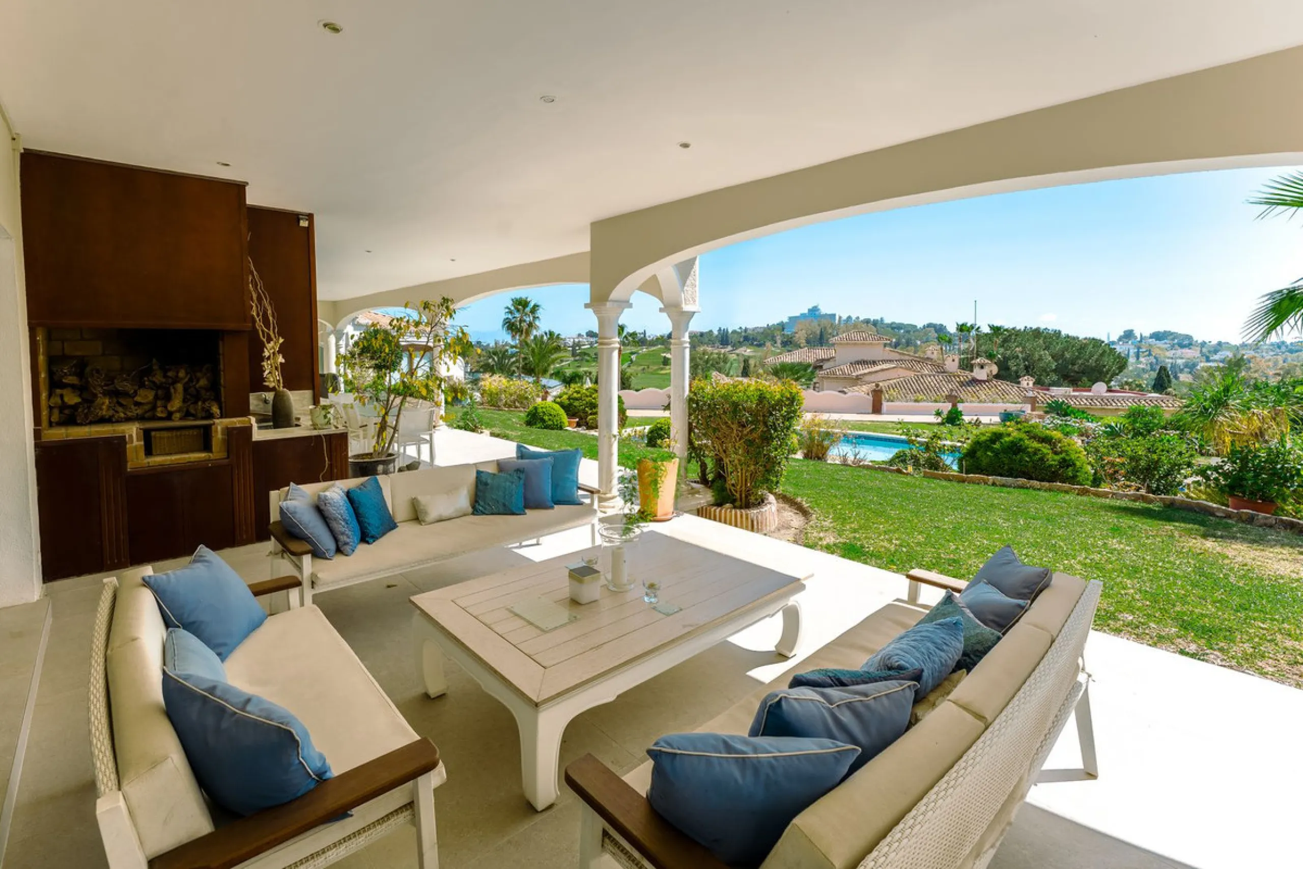 An exceptional south-facing villa, exquisitely modernised, occupying a privileged second-line golf position in El Paraíso, offering breathtaking 180-degree panoramic views across the golf course to the Mediterranean Sea and the North African coastline.
