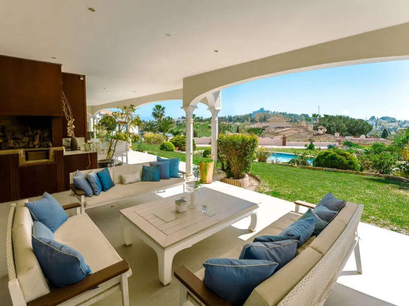 An exceptional south-facing villa, exquisitely modernised, occupying a privileged second-line golf position in El Paraíso, offering breathtaking 180-degree panoramic views across the golf course to the Mediterranean Sea and the North African coastline.