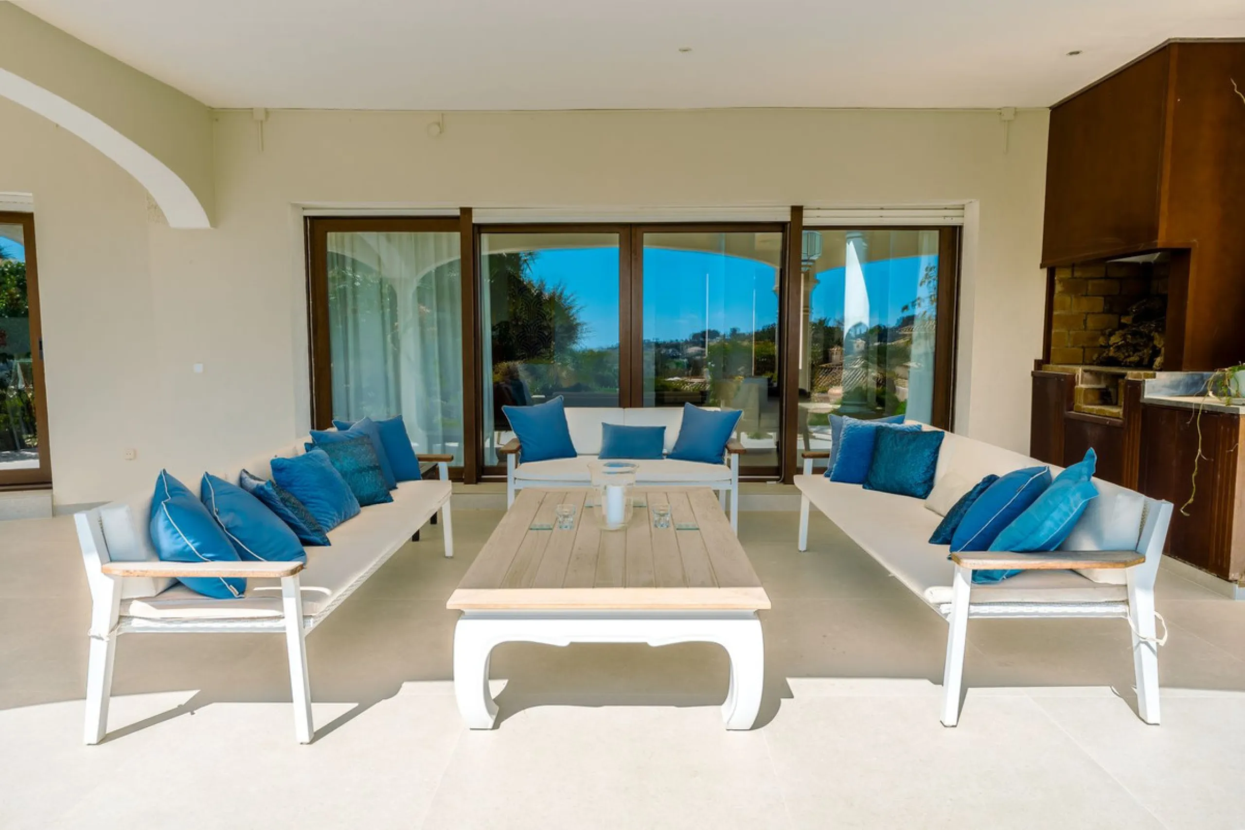 An exceptional south-facing villa, exquisitely modernised, occupying a privileged second-line golf position in El Paraíso, offering breathtaking 180-degree panoramic views across the golf course to the Mediterranean Sea and the North African coastline.