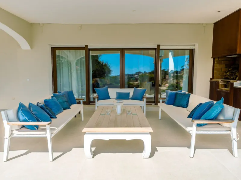 An exceptional south-facing villa, exquisitely modernised, occupying a privileged second-line golf position in El Paraíso, offering breathtaking 180-degree panoramic views across the golf course to the Mediterranean Sea and the North African coastline.