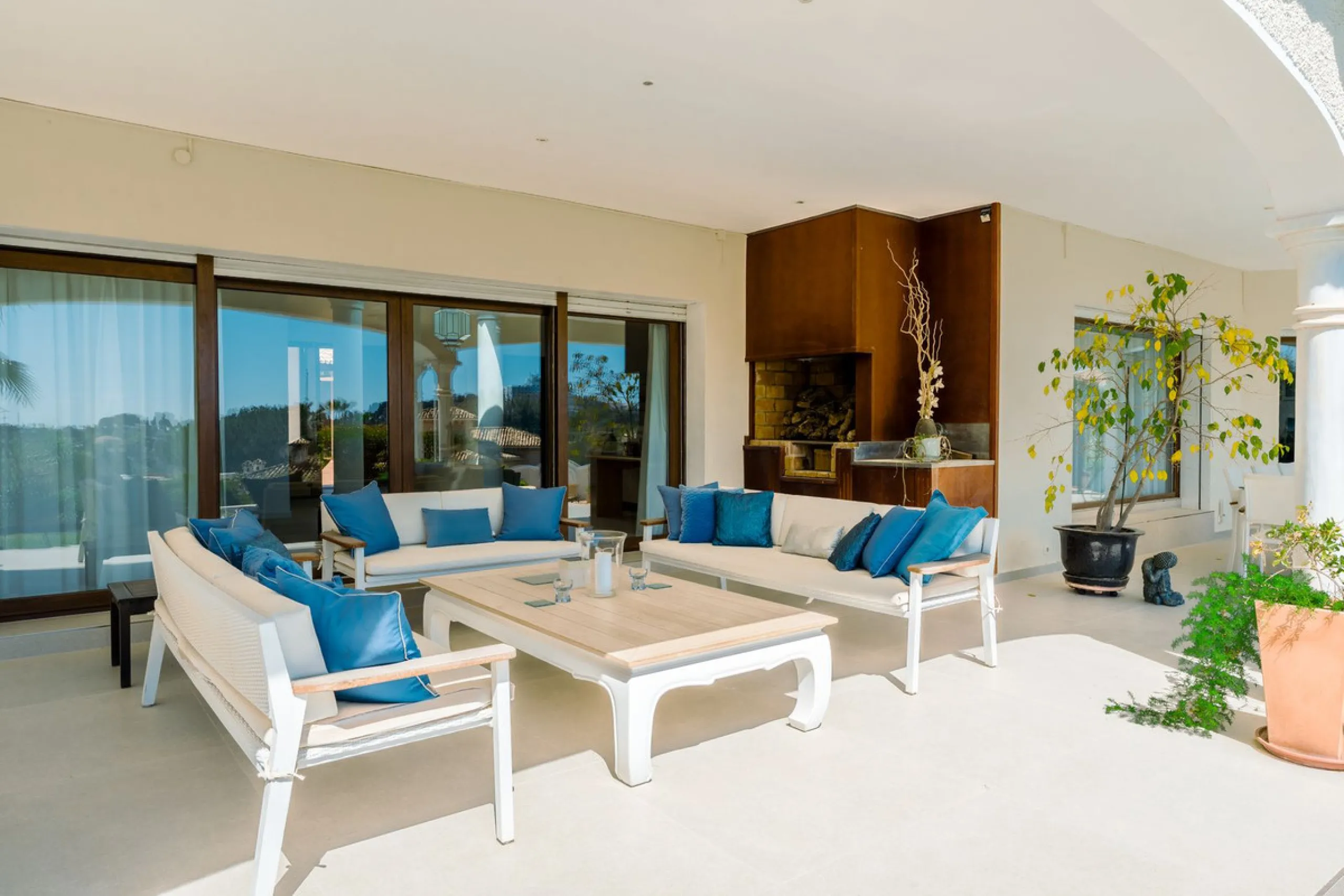 An exceptional south-facing villa, exquisitely modernised, occupying a privileged second-line golf position in El Paraíso, offering breathtaking 180-degree panoramic views across the golf course to the Mediterranean Sea and the North African coastline.