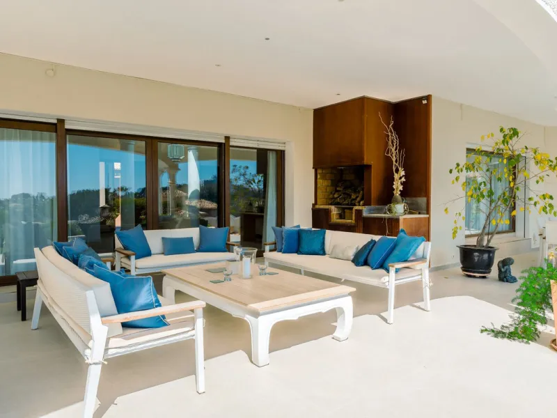 An exceptional south-facing villa, exquisitely modernised, occupying a privileged second-line golf position in El Paraíso, offering breathtaking 180-degree panoramic views across the golf course to the Mediterranean Sea and the North African coastline.