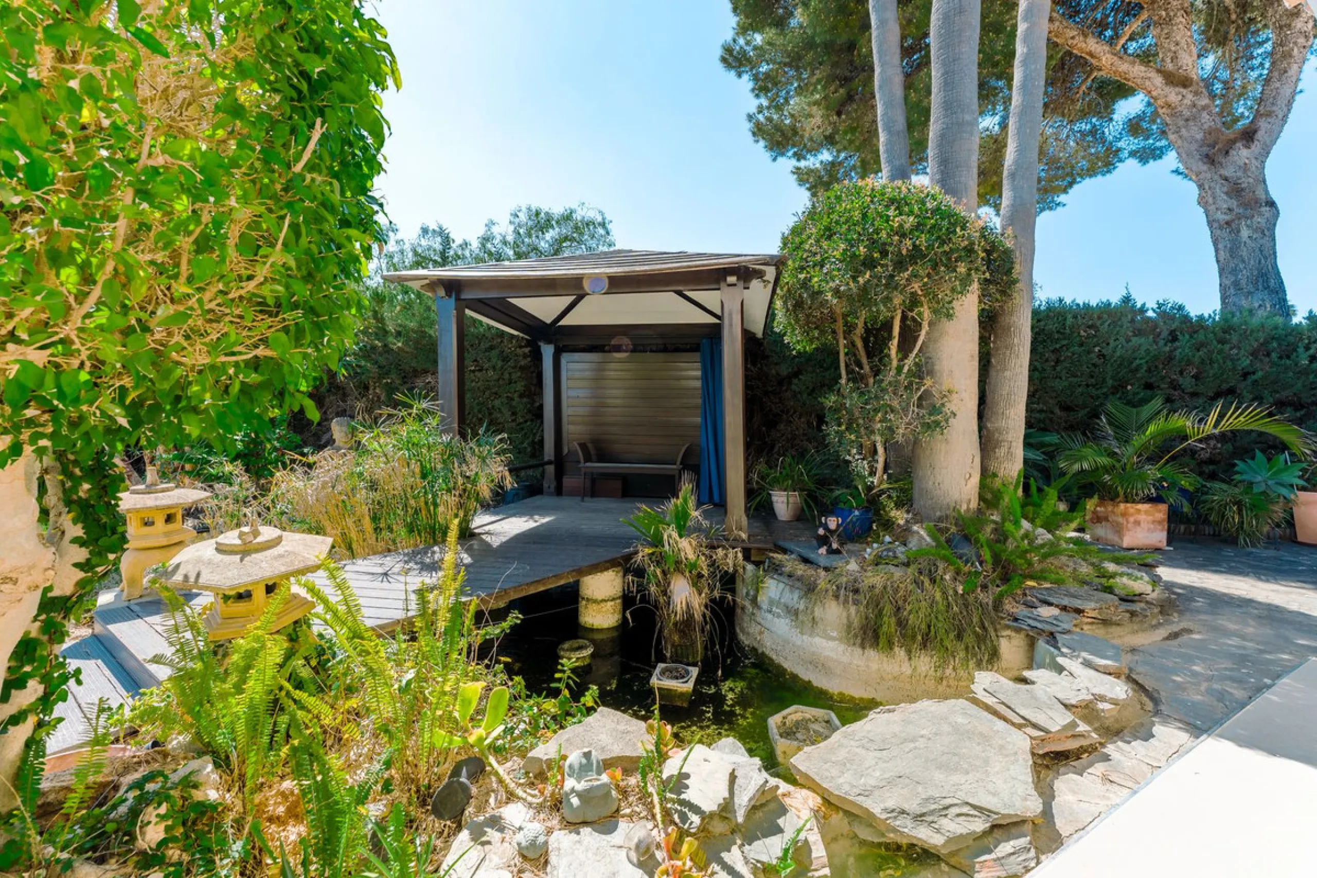 An exceptional south-facing villa, exquisitely modernised, occupying a privileged second-line golf position in El Paraíso, offering breathtaking 180-degree panoramic views across the golf course to the Mediterranean Sea and the North African coastline.