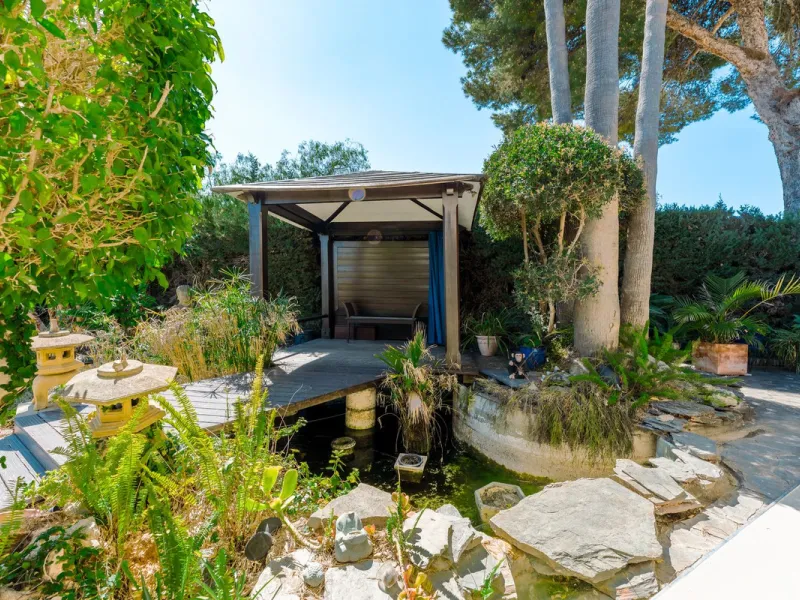 An exceptional south-facing villa, exquisitely modernised, occupying a privileged second-line golf position in El Paraíso, offering breathtaking 180-degree panoramic views across the golf course to the Mediterranean Sea and the North African coastline.