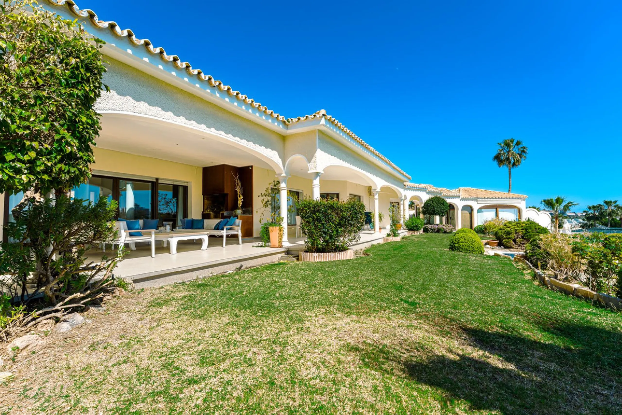 An exceptional south-facing villa, exquisitely modernised, occupying a privileged second-line golf position in El Paraíso, offering breathtaking 180-degree panoramic views across the golf course to the Mediterranean Sea and the North African coastline.