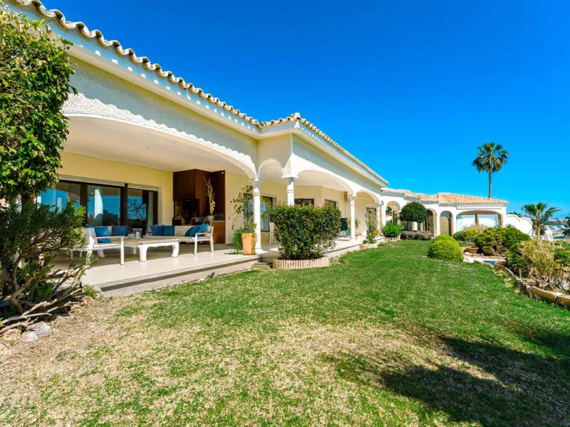 An exceptional south-facing villa, exquisitely modernised, occupying a privileged second-line golf position in El Paraíso, offering breathtaking 180-degree panoramic views across the golf course to the Mediterranean Sea and the North African coastline.