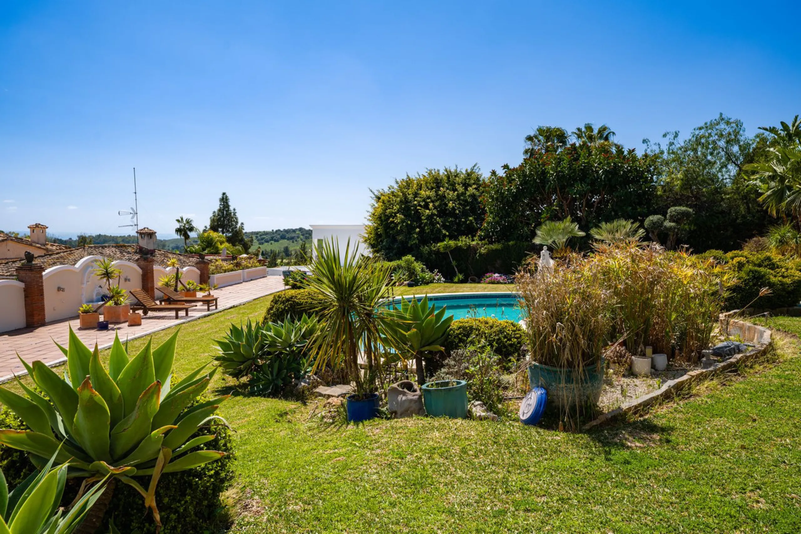An exceptional south-facing villa, exquisitely modernised, occupying a privileged second-line golf position in El Paraíso, offering breathtaking 180-degree panoramic views across the golf course to the Mediterranean Sea and the North African coastline.