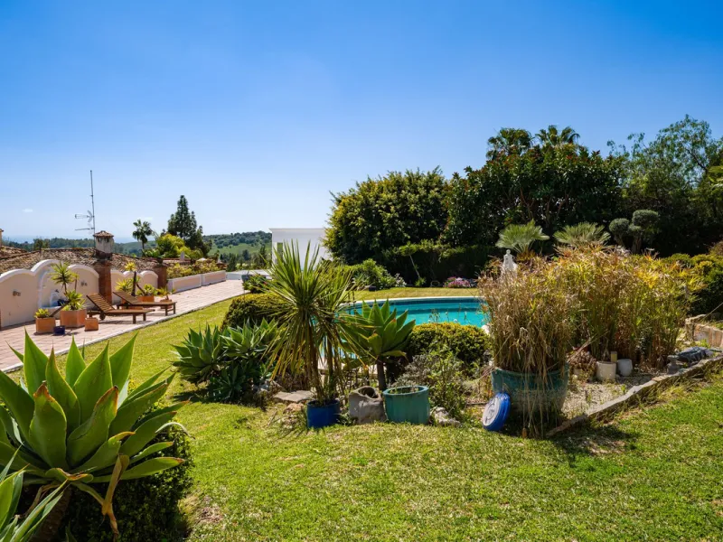 An exceptional south-facing villa, exquisitely modernised, occupying a privileged second-line golf position in El Paraíso, offering breathtaking 180-degree panoramic views across the golf course to the Mediterranean Sea and the North African coastline.