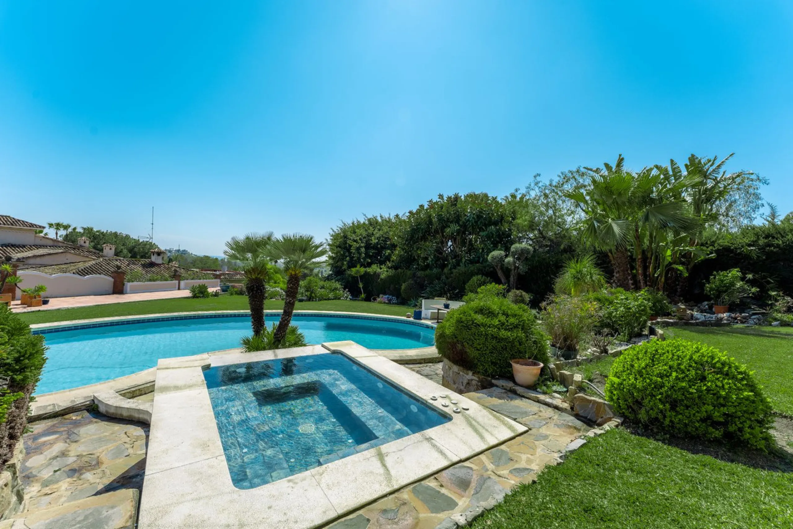 An exceptional south-facing villa, exquisitely modernised, occupying a privileged second-line golf position in El Paraíso, offering breathtaking 180-degree panoramic views across the golf course to the Mediterranean Sea and the North African coastline.
