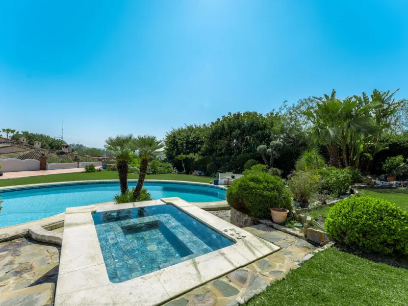 An exceptional south-facing villa, exquisitely modernised, occupying a privileged second-line golf position in El Paraíso, offering breathtaking 180-degree panoramic views across the golf course to the Mediterranean Sea and the North African coastline.