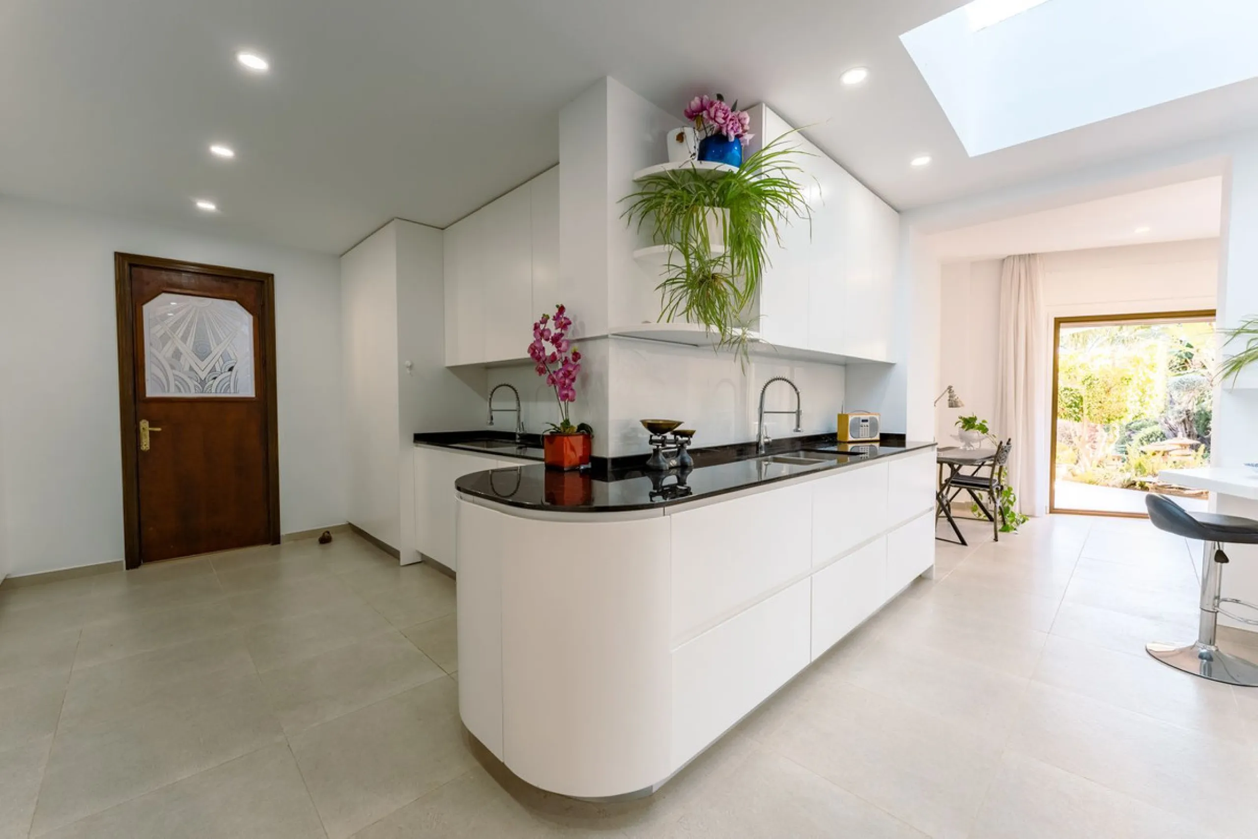 An exceptional south-facing villa, exquisitely modernised, occupying a privileged second-line golf position in El Paraíso, offering breathtaking 180-degree panoramic views across the golf course to the Mediterranean Sea and the North African coastline.