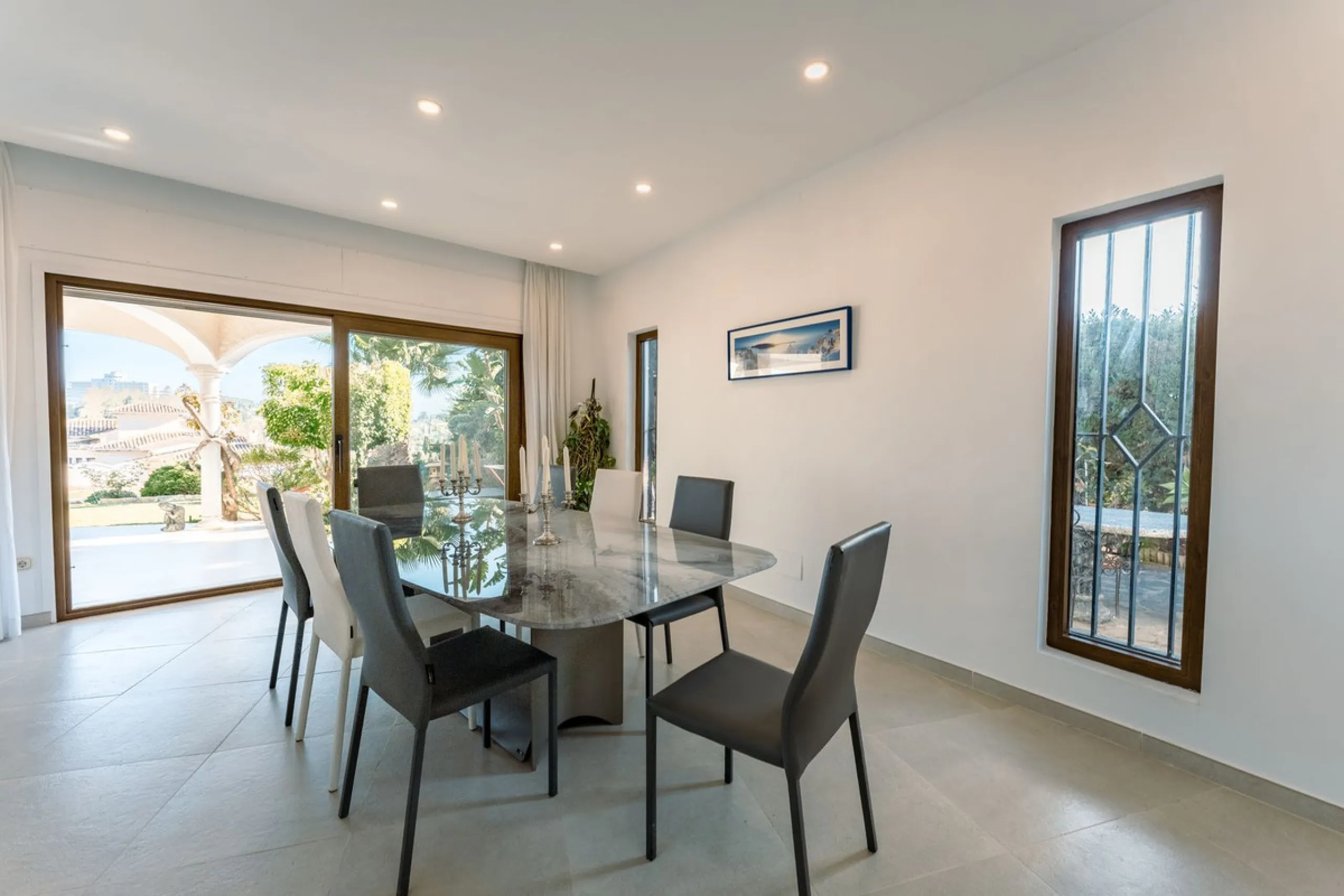 An exceptional south-facing villa, exquisitely modernised, occupying a privileged second-line golf position in El Paraíso, offering breathtaking 180-degree panoramic views across the golf course to the Mediterranean Sea and the North African coastline.