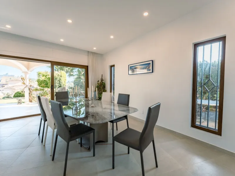 An exceptional south-facing villa, exquisitely modernised, occupying a privileged second-line golf position in El Paraíso, offering breathtaking 180-degree panoramic views across the golf course to the Mediterranean Sea and the North African coastline.