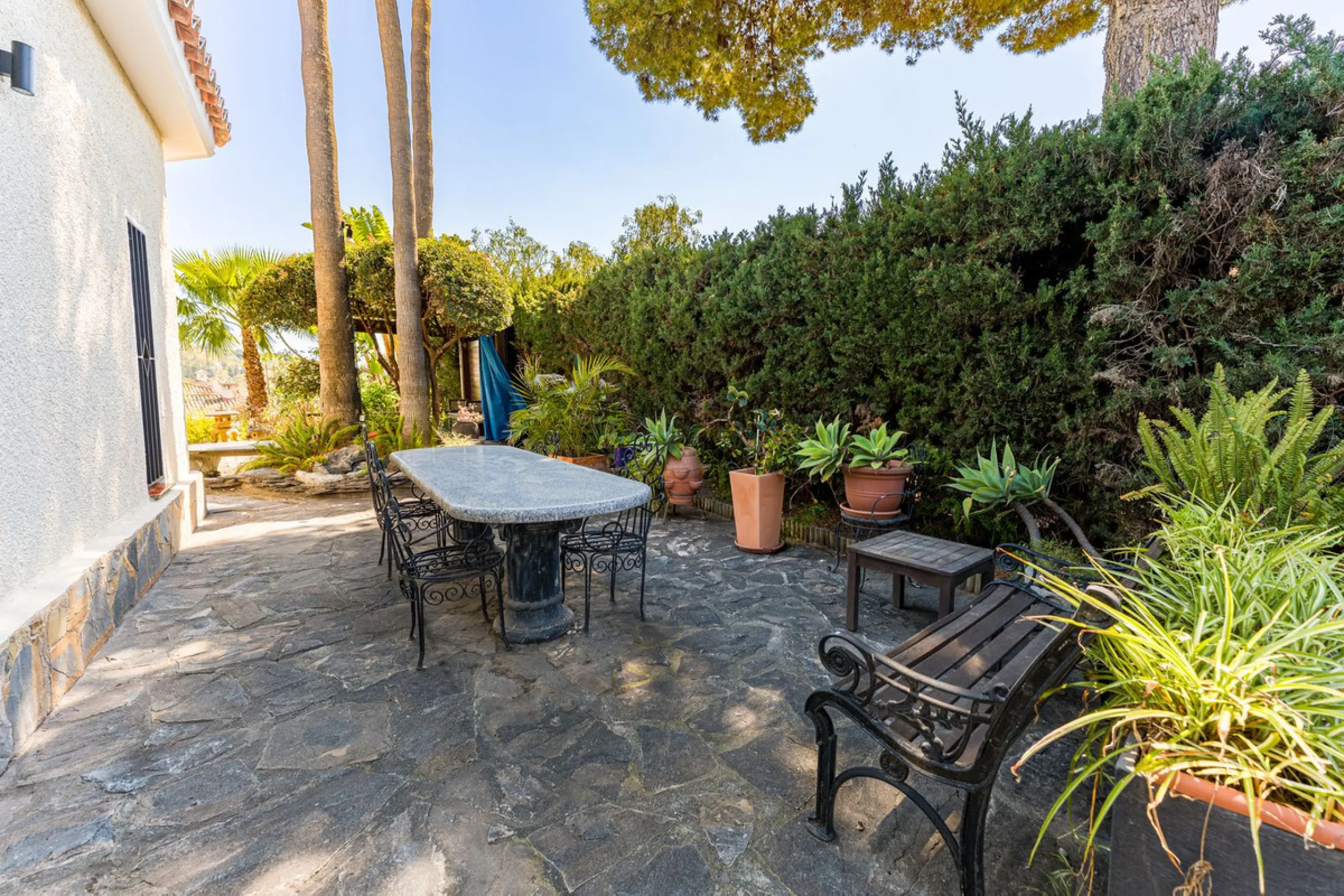 An exceptional south-facing villa, exquisitely modernised, occupying a privileged second-line golf position in El Paraíso, offering breathtaking 180-degree panoramic views across the golf course to the Mediterranean Sea and the North African coastline.