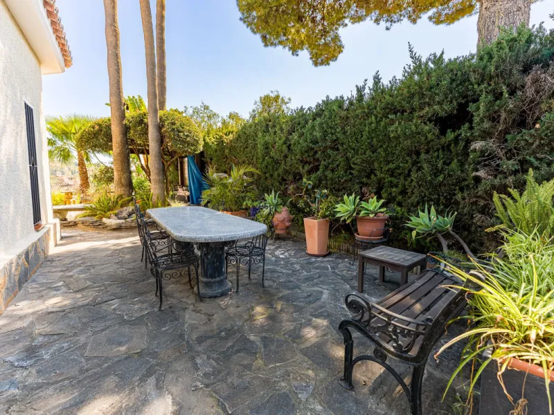 An exceptional south-facing villa, exquisitely modernised, occupying a privileged second-line golf position in El Paraíso, offering breathtaking 180-degree panoramic views across the golf course to the Mediterranean Sea and the North African coastline.